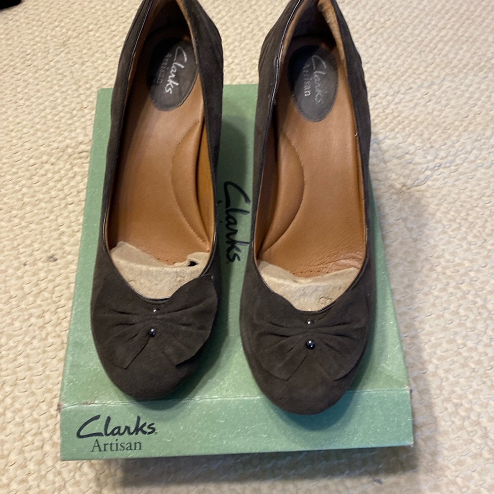 Clarks brown pumps